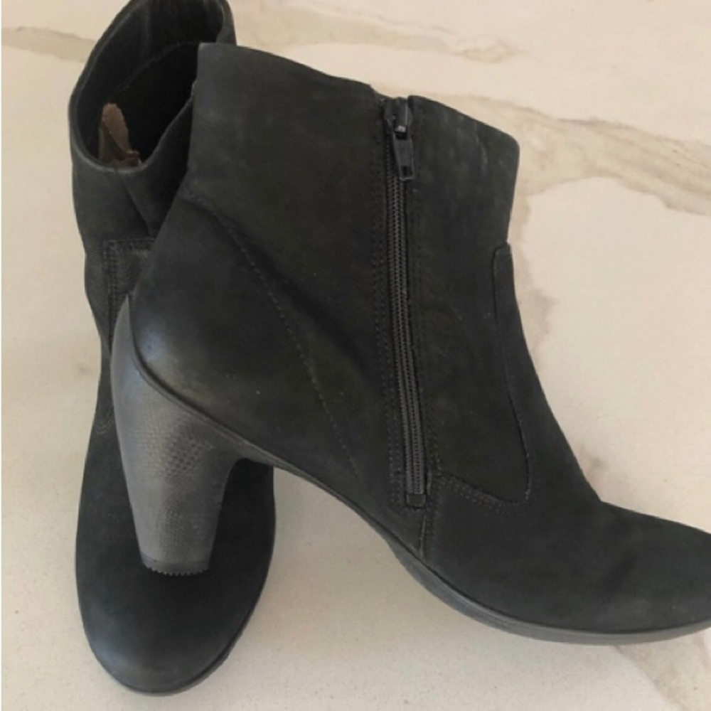 Ecco Sculpt Suede Black Ankle Boots
